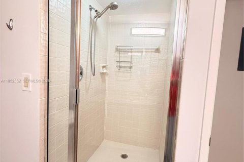 Condo in Pompano Beach, Florida, 2 bedrooms № 2007461 - photo 15