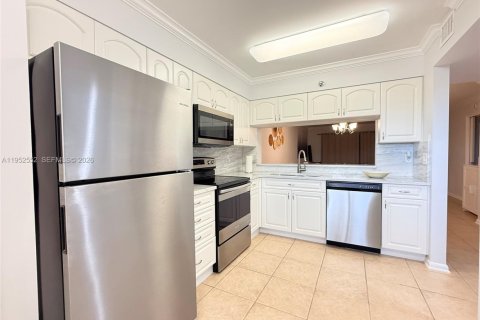 Condo in Pompano Beach, Florida, 2 bedrooms № 2007461 - photo 22