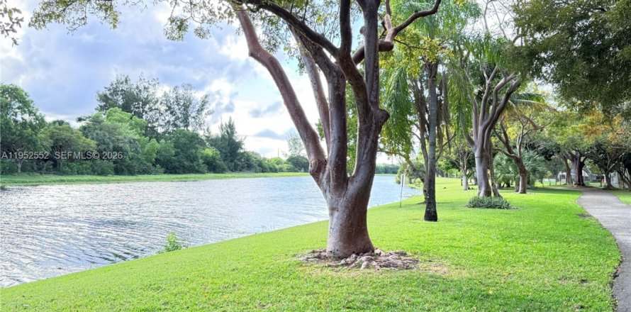 Condo in Pompano Beach, Florida, 2 bedrooms № 2007461