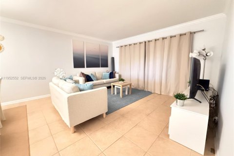 Condo in Pompano Beach, Florida, 2 bedrooms № 2007461 - photo 9