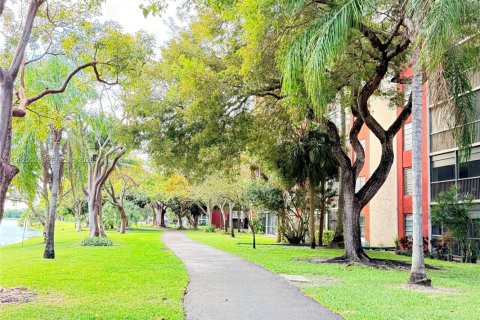 Condo in Pompano Beach, Florida, 2 bedrooms № 2007461 - photo 29