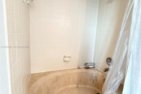 Condo in Pompano Beach, Florida, 2 bedrooms № 2007461 - photo 12
