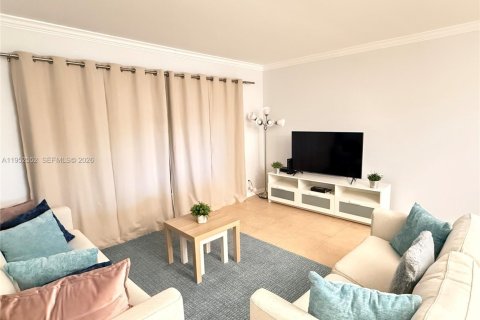 Condo in Pompano Beach, Florida, 2 bedrooms № 2007461 - photo 7