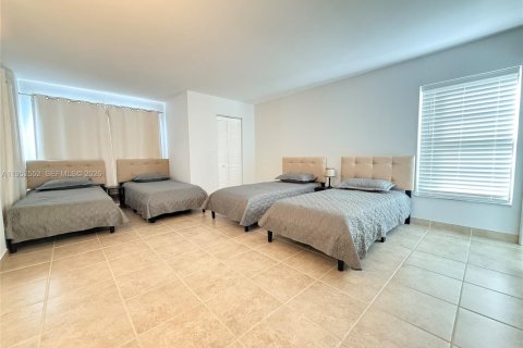 Condo in Pompano Beach, Florida, 2 bedrooms № 2007461 - photo 13