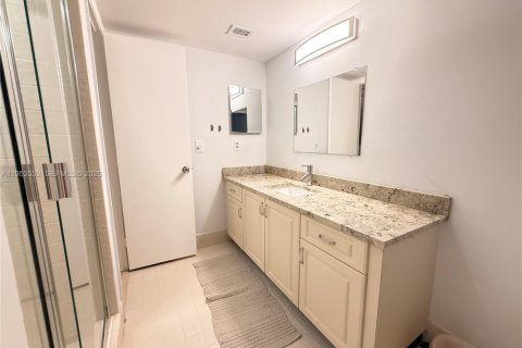 Condo in Pompano Beach, Florida, 2 bedrooms № 2007461 - photo 16