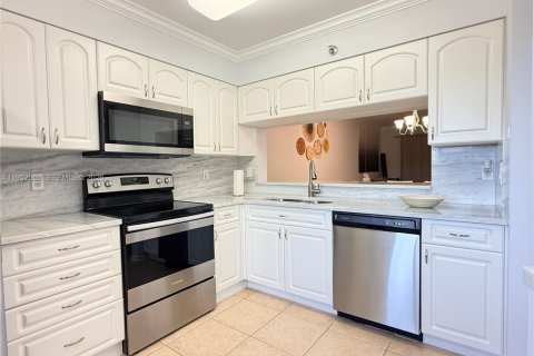 Condo in Pompano Beach, Florida, 2 bedrooms № 2007461 - photo 3