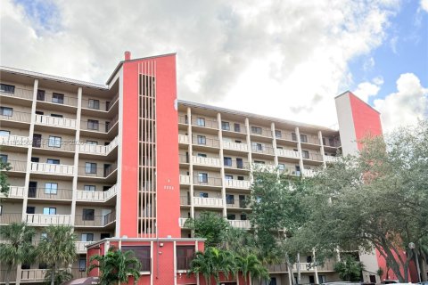 Condo in Pompano Beach, Florida, 2 bedrooms № 2007461 - photo 2