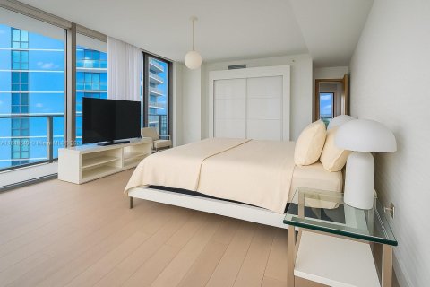 Condo in Miami, Florida, 3 bedrooms № 1942095 - photo 1