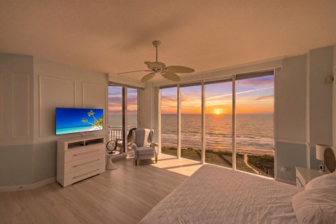Condominio en Hutchinson Island South, Florida, 3 dormitorios  № 2078303