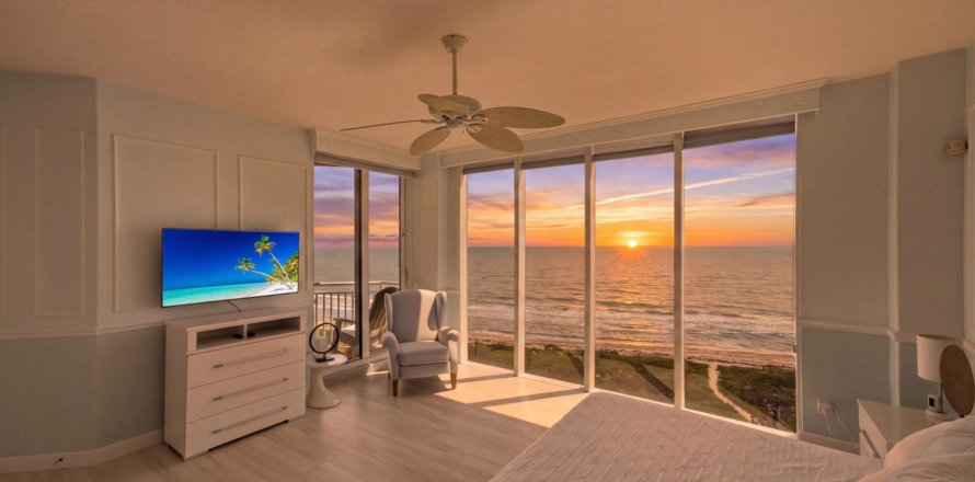 Condominio en Hutchinson Island South, Florida, 3 dormitorios  № 2078303