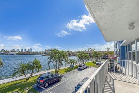 Condominio en venta en North Miami Beach, Florida, 2 dormitorios, 105.17 m2 № 2002496 - foto 12