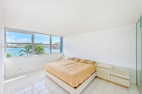 Condominio en venta en North Miami Beach, Florida, 2 dormitorios, 105.17 m2 № 2002496 - foto 4