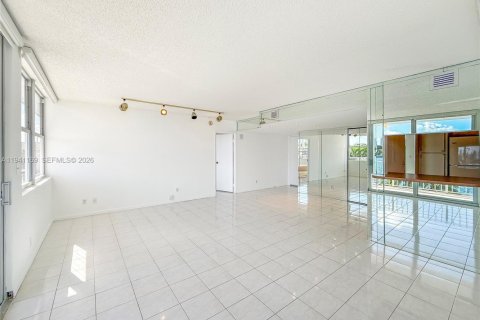 Condominio en venta en North Miami Beach, Florida, 2 dormitorios, 105.17 m2 № 2002496 - foto 3