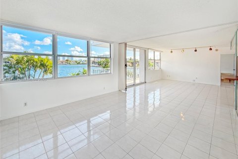 Condominio en venta en North Miami Beach, Florida, 2 dormitorios, 105.17 m2 № 2002496 - foto 7