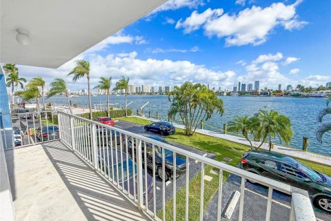 Condominio en North Miami Beach, Florida, 2 dormitorios  № 2002496