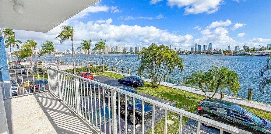 Condominio en North Miami Beach, Florida, 2 dormitorios  № 2002496