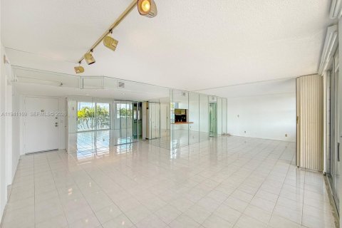Condominio en venta en North Miami Beach, Florida, 2 dormitorios, 105.17 m2 № 2002496 - foto 11