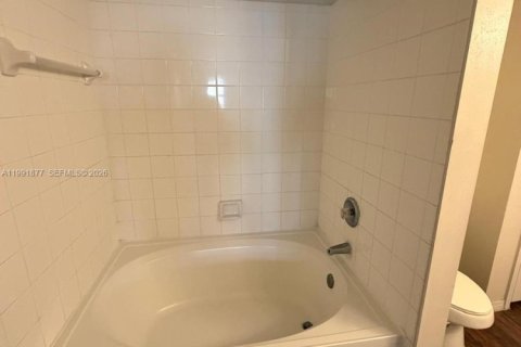 Condo in Pembroke Pines, Florida, 3 bedrooms  № 2066121 - photo 11