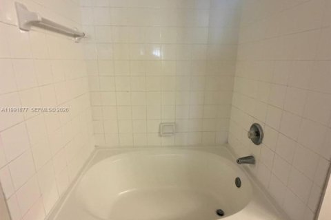 Condo in Pembroke Pines, Florida, 3 bedrooms  № 2066121 - photo 22