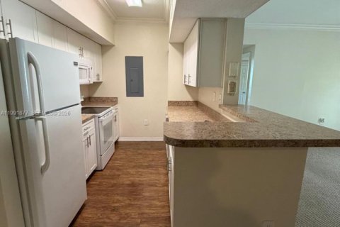 Condo in Pembroke Pines, Florida, 3 bedrooms  № 2066121 - photo 2