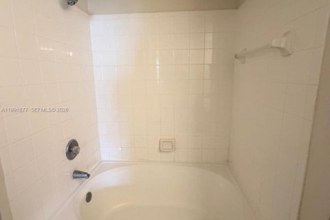 Condo in Pembroke Pines, Florida, 3 bedrooms  № 2066121 - photo 25
