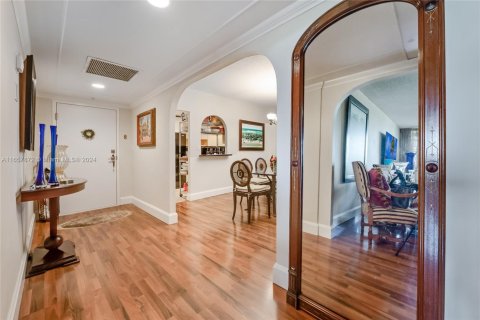 Купить кондоминиум в Корал-Гейблс, Флорида 2 спальни, 140.28м2, № 1703761 - фото 3