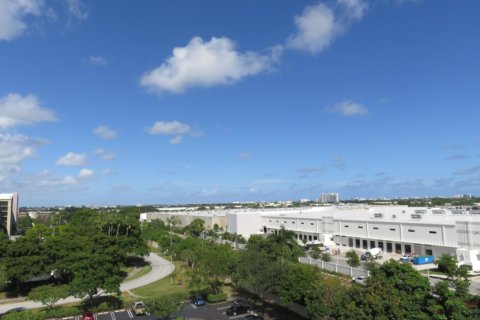 Condo in Pompano Beach, Florida, 2 bedrooms  № 1098670 - photo 1