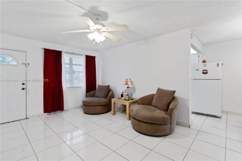 Condo in Miami Gardens, Florida, 1 bedroom  № 1833920 - photo 12