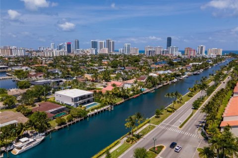 House in Hallandale Beach, Florida 3 bedrooms № 2018669 - photo 13