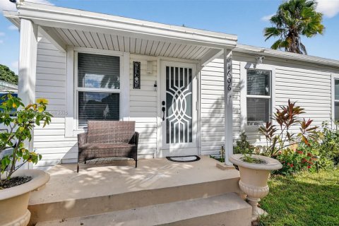 House in Lake Worth, Florida 4 bedrooms, 110.55 sq.m. № 1951032 - photo 6