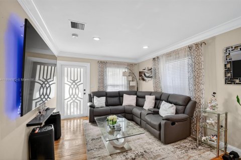 House in Lake Worth, Florida 4 bedrooms, 110.55 sq.m. № 1951032 - photo 9