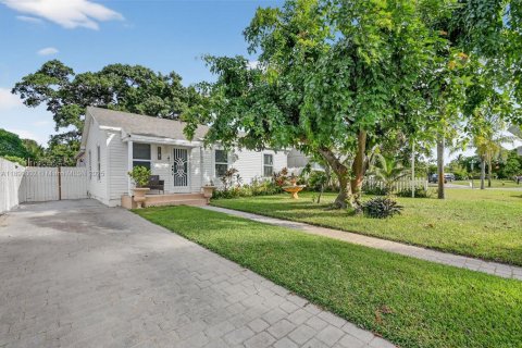 House in Lake Worth, Florida 4 bedrooms, 110.55 sq.m. № 1951032 - photo 4