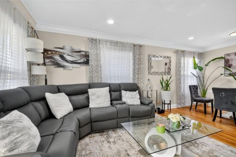 House in Lake Worth, Florida 4 bedrooms, 110.55 sq.m. № 1951032 - photo 8