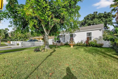 House in Lake Worth, Florida 4 bedrooms, 110.55 sq.m. № 1951032 - photo 5