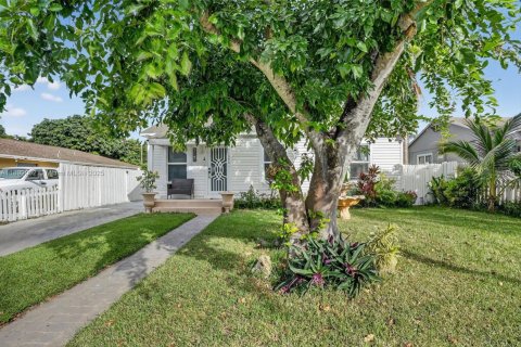 House in Lake Worth, Florida 4 bedrooms, 110.55 sq.m. № 1951032 - photo 2