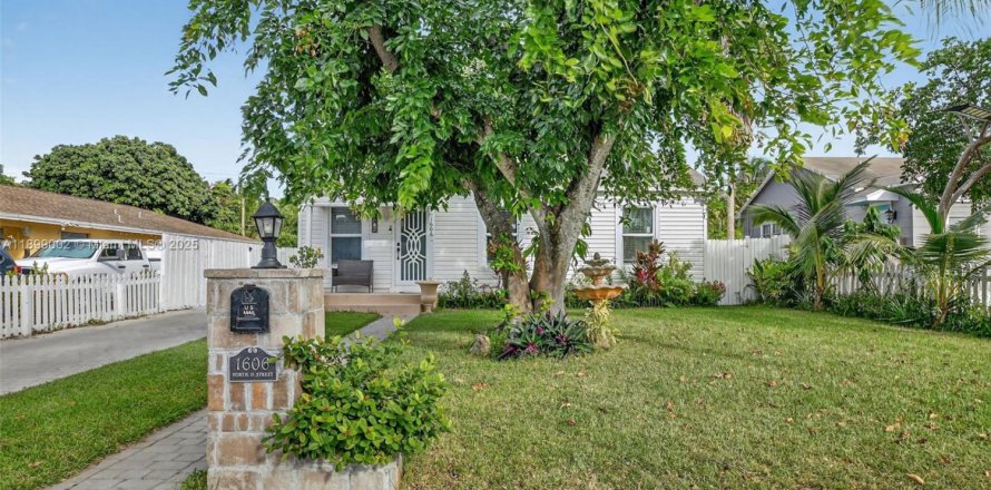House in Lake Worth, Florida 4 bedrooms, 110.55 sq.m. № 1951032