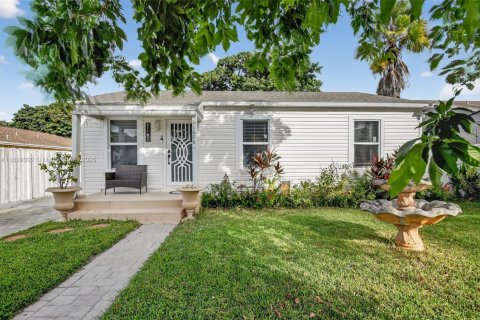 House in Lake Worth, Florida 4 bedrooms, 110.55 sq.m. № 1951032 - photo 3