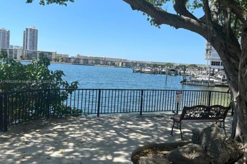 Condo in Aventura, Florida, 1 bedroom  № 1877525 - photo 5