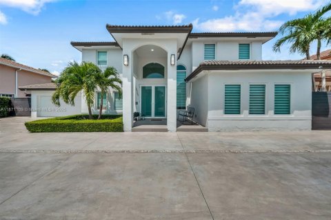House in Miami, Florida 4 bedrooms, 225.85 sq.m. № 1895900 - photo 1