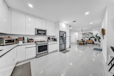 House in Miami, Florida 4 bedrooms, 225.85 sq.m. № 1895900 - photo 26