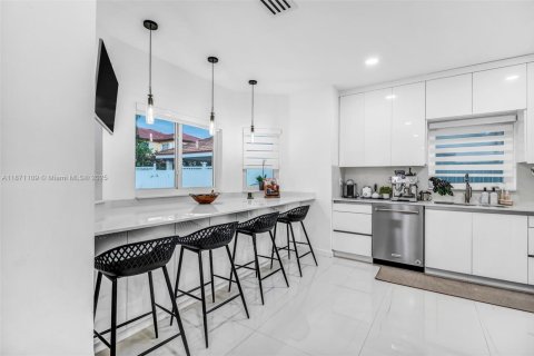 House in Miami, Florida 4 bedrooms, 225.85 sq.m. № 1895900 - photo 25