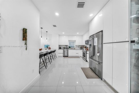 House in Miami, Florida 4 bedrooms, 225.85 sq.m. № 1895900 - photo 24