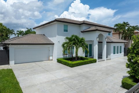 House in Miami, Florida 4 bedrooms, 225.85 sq.m. № 1895900 - photo 4