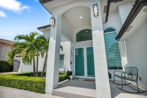 House in Miami, Florida 4 bedrooms, 225.85 sq.m. № 1895900 - photo 14