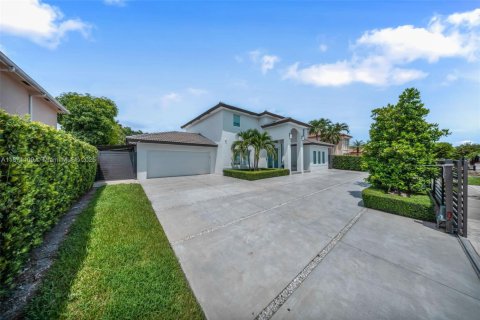 House in Miami, Florida 4 bedrooms, 225.85 sq.m. № 1895900 - photo 11