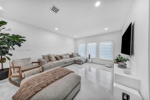 House in Miami, Florida 4 bedrooms, 225.85 sq.m. № 1895900 - photo 21