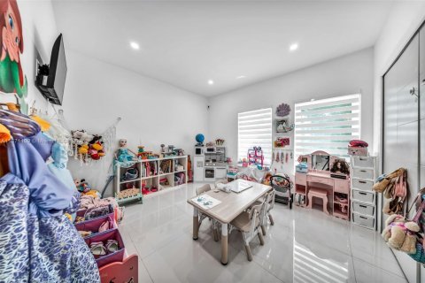House in Miami, Florida 4 bedrooms, 225.85 sq.m. № 1895900 - photo 30