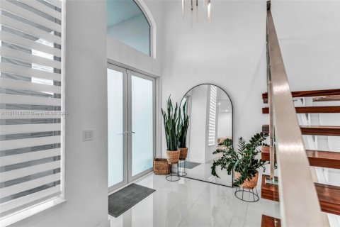 House in Miami, Florida 4 bedrooms, 225.85 sq.m. № 1895900 - photo 17