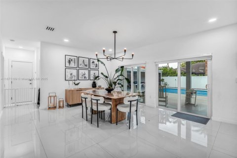House in Miami, Florida 4 bedrooms, 225.85 sq.m. № 1895900 - photo 28