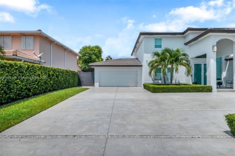 House in Miami, Florida 4 bedrooms, 225.85 sq.m. № 1895900 - photo 10